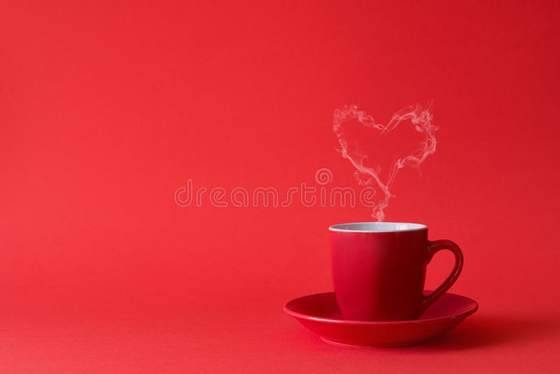 Tazza di tè o di caffè con vapore in una forma del cuore su fondo rosso Celebrazione di San Valentino o concetto di amore Copi lo fotografia stock libera da diritti Tazza di tè o di caffè con vapore in una forma del cuore su fondo rosso Celebrazione di San Valentino o concetto di amore Copi lo fotografia stock libera da diritti