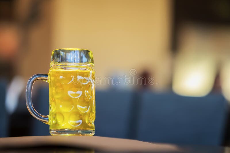 Tazza di vetro di birra leggera dorata nella barra, nella fine del pub su Scena reale Cultura della birra, fabbrica di birra del fotografie stock libere da diritti Tazza di vetro di birra leggera dorata nella barra, nella fine del pub su Scena reale Cultura della birra, fabbrica di birra del fotografie stock libere da diritti