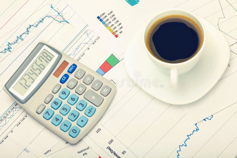 Tazza e calcolatore di caffè sopra la mappa di mondo ed i grafici finanziari Immagine filtrata: effetto d'annata elaborato incroc fotografia stock Tazza e calcolatore di caffè sopra la mappa di mondo ed i grafici finanziari Immagine filtrata: effetto d'annata elaborato incroc fotografia stock