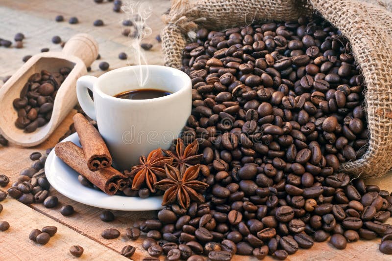 Tazza e grani di caffè sulla tavola di legno