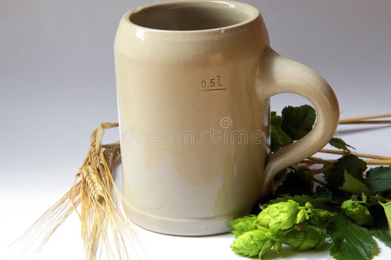Tazza, luppoli ed orzo di birra fotografia stock Tazza, luppoli ed orzo di birra fotografia stock