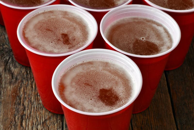 Tazze beventi di plastica rosse riempite di birra