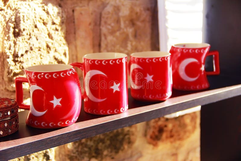 Tazze ceramiche rosse con l'immagine della bandiera nazionale della Turchia fotografia stock Tazze ceramiche rosse con l'immagine della bandiera nazionale della Turchia fotografia stock