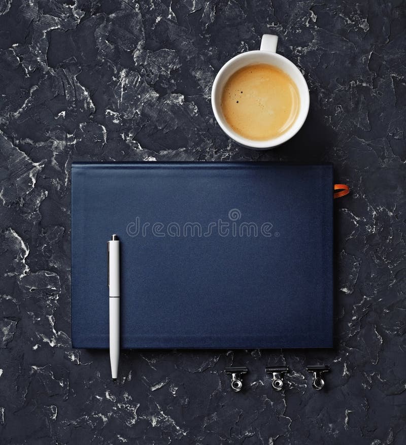 Tazzina da caffè e penna per notebook immagini stock libere da diritti