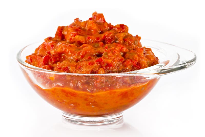 Tazón de fuente de cristal con ajvar foto de archivo libre de regalías Tazón de fuente de cristal con ajvar foto de archivo libre de regalías