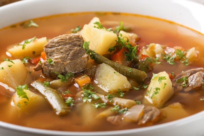 Tazón de fuente de sopa con pan imagen de archivo libre de regalías Tazón de fuente de sopa con pan imagen de archivo libre de regalías