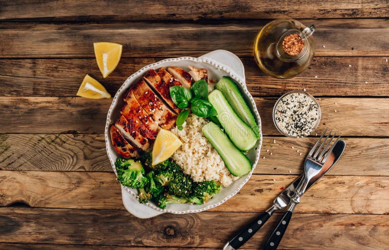 Taça de almoço keto. frango grelhado com brócolis e pepino de arroz couve-flor fotos de stock
