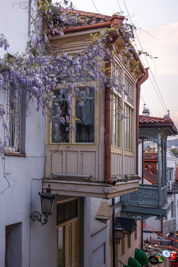 Tbilisi drewniany balkon klasyczni domy obraz royalty free