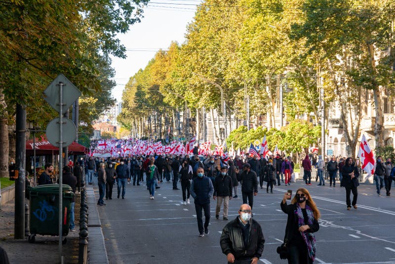 Tbilisi georgia 08 listopada 2020 r. : demonstracja protestu przeciwko bidzinie iwaniszili na rustaveli avenue obrazy stock