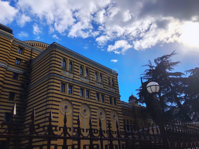 TBILISI GEORGIA - Murch 03, 2019: Georgisk nationell opera- och balettteater Härlig byggnad till centret arkivbilder TBILISI GEORGIA - Murch 03, 2019: Georgisk nationell opera- och balettteater Härlig byggnad till centret arkivbilder