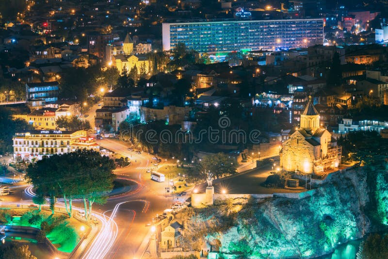 Tbilisi, Georgia Vista illuminata sera di notte della chiesa di Metekhi fotografia stock libera da diritti Tbilisi, Georgia Vista illuminata sera di notte della chiesa di Metekhi fotografia stock libera da diritti