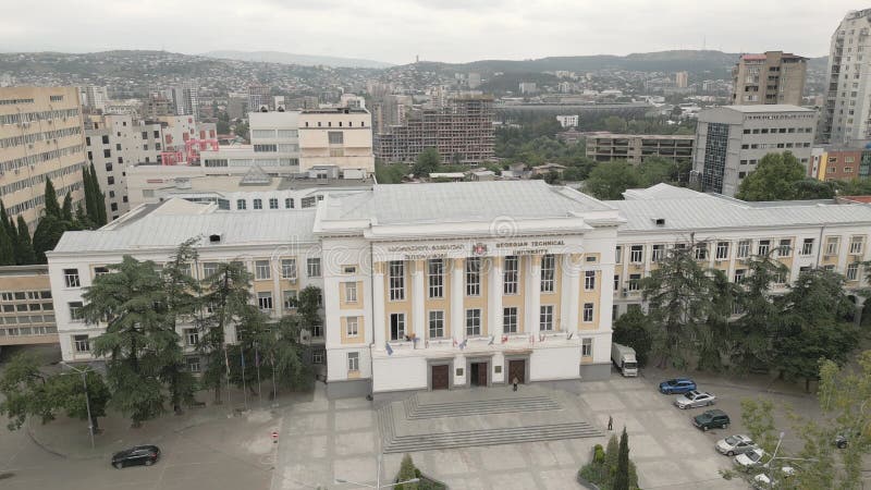Tbilisi georgia 9ος αυγούστου 2024 : εναέρια στατική θέα κτίριο τεχνικών πανεπιστημίων στη γεωργία. κύρια και μεγαλύτερη τεχνική απόθεμα βίντεο
