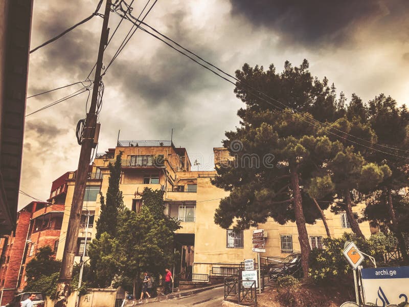 TBILISI, GEORGIË - JULI 22, 2018: Mooie mening van het oude kwart van Tbilisi, de weg die tot het centrum van de stad leiden stock afbeeldingen TBILISI, GEORGIË - JULI 22, 2018: Mooie mening van het oude kwart van Tbilisi, de weg die tot het centrum van de stad leiden stock afbeeldingen