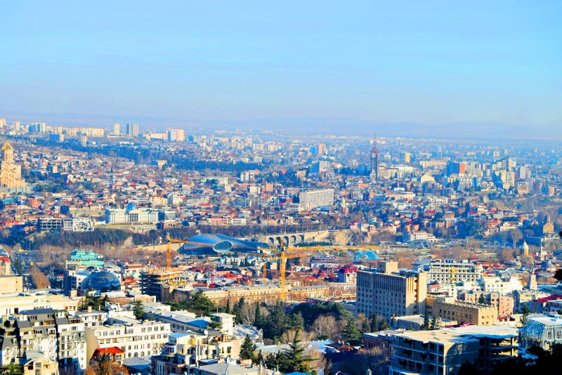 Tbilisi Gruzja. Tbilisi jest kapitałem kraj Gruzja Swój cobblestoned stary miasteczko odbija długą, skomplikowaną historię z okresami, pod persem i Rosyjską regułą Swój różnorodna architektura obejmuje Wschodnich Ortodoksalnych kościół, ozdobnych sztuki nouveau budynki i Radzieckie Modernistyczne struktury, Wyłaniamy się nad mną wszystko Narikala i Kartlis Deda, rekonstruujący wieka forteca, ikonowa statua «matka Gruzja `