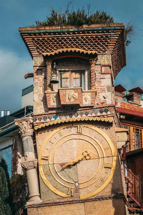 Tbilisi, la Géorgie Détails hauts étroits de tour célèbre de Rezo Gabriadze Marionette Theater Clock sur la vieille ville Théâtre images stock Tbilisi, la Géorgie Détails hauts étroits de tour célèbre de Rezo Gabriadze Marionette Theater Clock sur la vieille ville Théâtre images stock