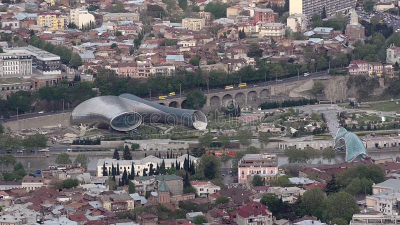 Tbilisi από ένα ύψος, μια άποψη των δύο σωλήνων γυαλιού - ένα νέο θέατρο της μουσικής και του δράματος
