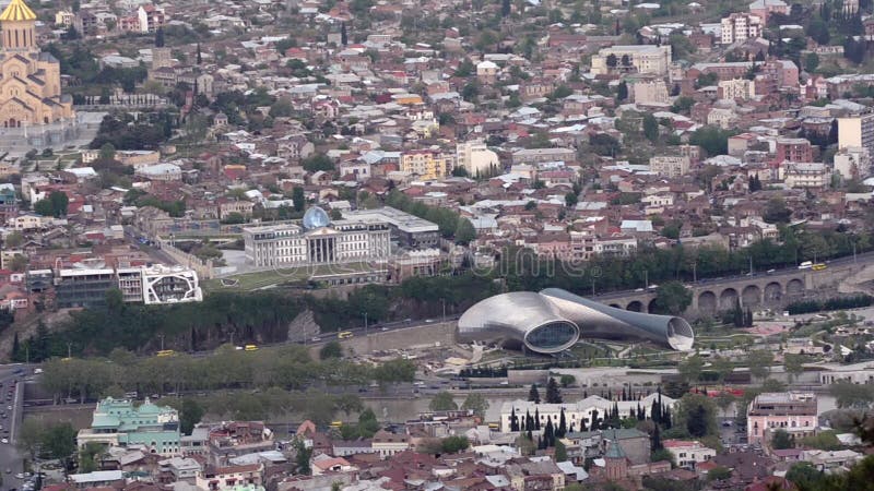 Tbilisi από ένα ύψος, μια άποψη των δύο σωλήνων γυαλιού, το President&#x27 κατοικία του s σε Avlabari, καθεδρικός ναός Sameba