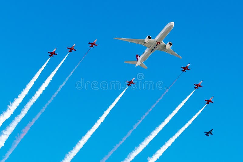 TC-LJA Turkish Airlines, Boeing 777-3F2ER dans le vol en formation de delta photographie stock TC-LJA Turkish Airlines, Boeing 777-3F2ER dans le vol en formation de delta photographie stock