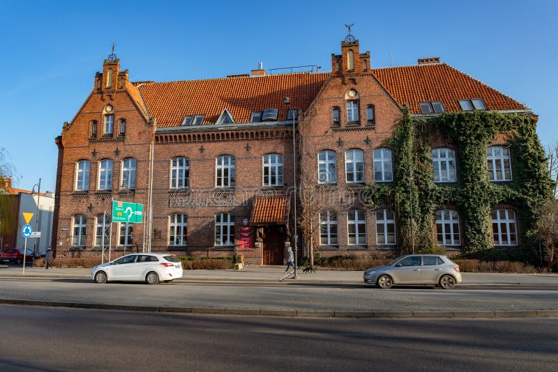 Tczew, pomorskie / Polônia - 17 de janeiro de 2020: Câmara Municipal no centro da aldeia Construção de tijolos na Europa Central imagem de stock Tczew, pomorskie / Polônia - 17 de janeiro de 2020: Câmara Municipal no centro da aldeia Construção de tijolos na Europa Central imagem de stock