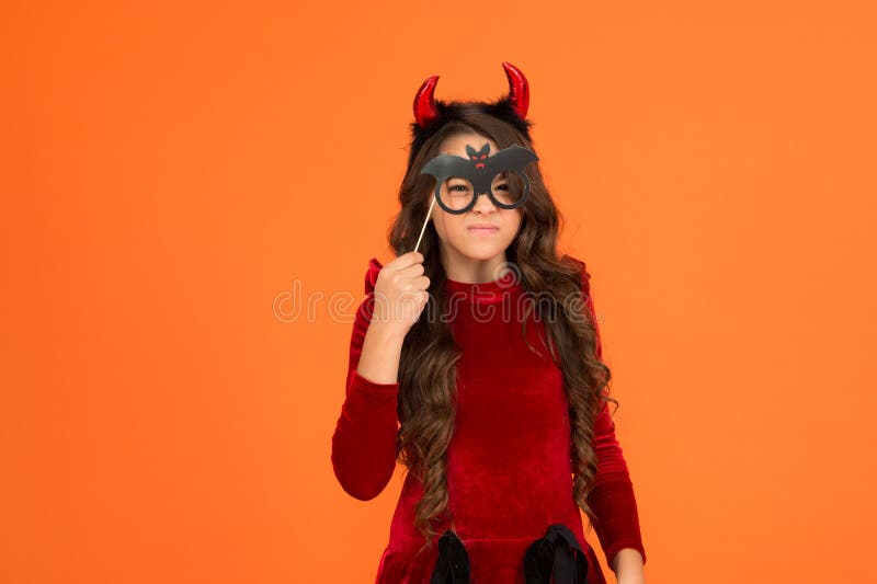Te aterrorizará. fiesta infantil de otoño. adolescente con cuernos del diablo celebra halloween. feliz halloween foto de archivo libre de regalías