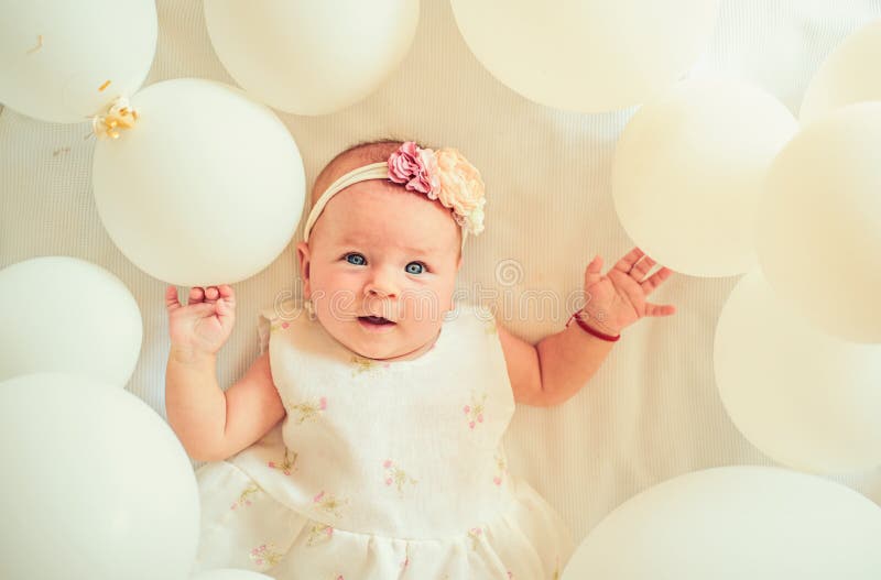 Te doen wat anders Snoepje weinig baby Het nieuwe leven en geboorte Kinderjarengeluk Klein meisje Gelukkige Verjaardag Familie Ki royalty-vrije stock afbeeldingen Te doen wat anders Snoepje weinig baby Het nieuwe leven en geboorte Kinderjarengeluk Klein meisje Gelukkige Verjaardag Familie Ki royalty-vrije stock afbeeldingen