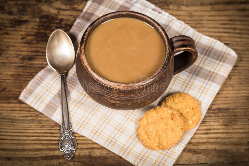 Te- eller kaffekoppen med mjölkar fotografering för bildbyråer Te- eller kaffekoppen med mjölkar fotografering för bildbyråer