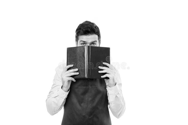 Te koken wat De mens hipster kookt het boek van de schortlezing over culinair Geen idee hoe kokvoedsel Culinair boekconcept mens stock foto Te koken wat De mens hipster kookt het boek van de schortlezing over culinair Geen idee hoe kokvoedsel Culinair boekconcept mens stock foto