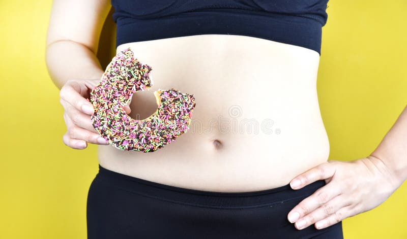 Te zware vette vrouw van zoete doughnut en slechte ongezonde kost, vrouw Op middelbare leeftijd met bovenmatig buikvet royalty-vrije stock foto Te zware vette vrouw van zoete doughnut en slechte ongezonde kost, vrouw Op middelbare leeftijd met bovenmatig buikvet royalty-vrije stock foto
