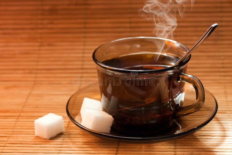 Горячий сладкий чай. Чай с сахаром. Горячий черный чай. Черный чай с сахаром. Почему в горячем чае кусочек сахара