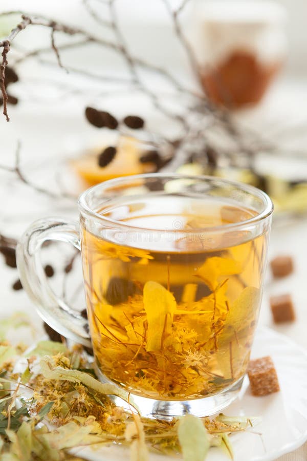 Tea av limefruktblomningen med honung fotografering för bildbyråer Tea av limefruktblomningen med honung fotografering för bildbyråer