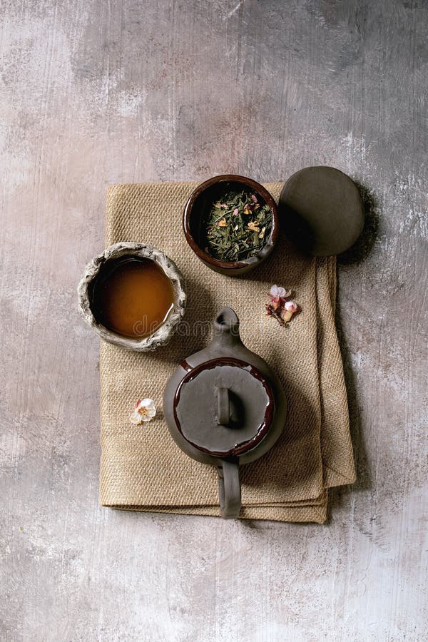 Pokój   Uzu Tea-drinking-wabi-sabi-style-japanese-dark-clay-cups-teapot-cloth-napkin-grey-texture-concrete-background-flat-lay-space-177827754