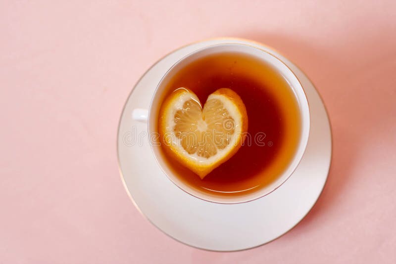 Tazza di tè con limone a forma di cuore.