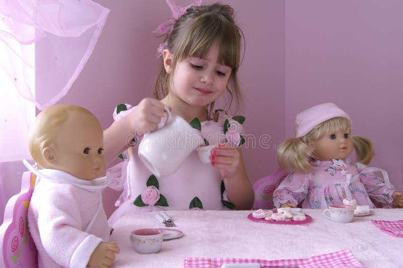 Giovane con tè festa suo bambole.