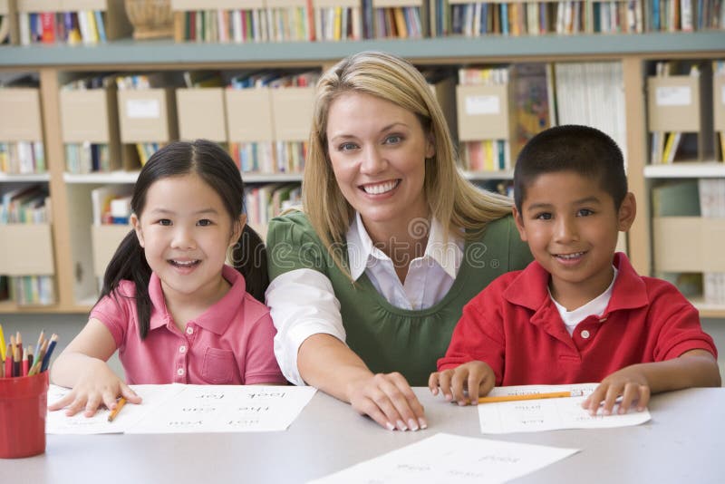 Maestra d'asilo di aiutare gli studenti ad apprendere le competenze di scrittura.