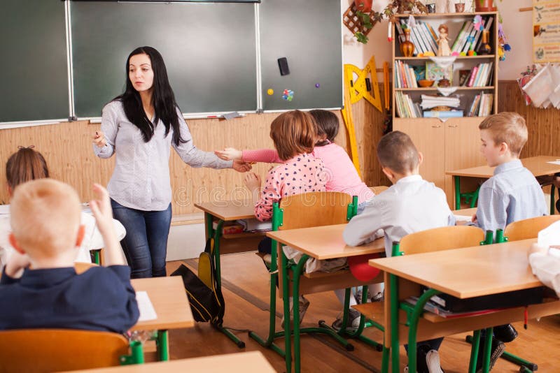 The teacher made the pupils. Учитель и дети. Учитель рассказывает детям. Трудно ли в русской школе. Как учитель говорит о детях видео.