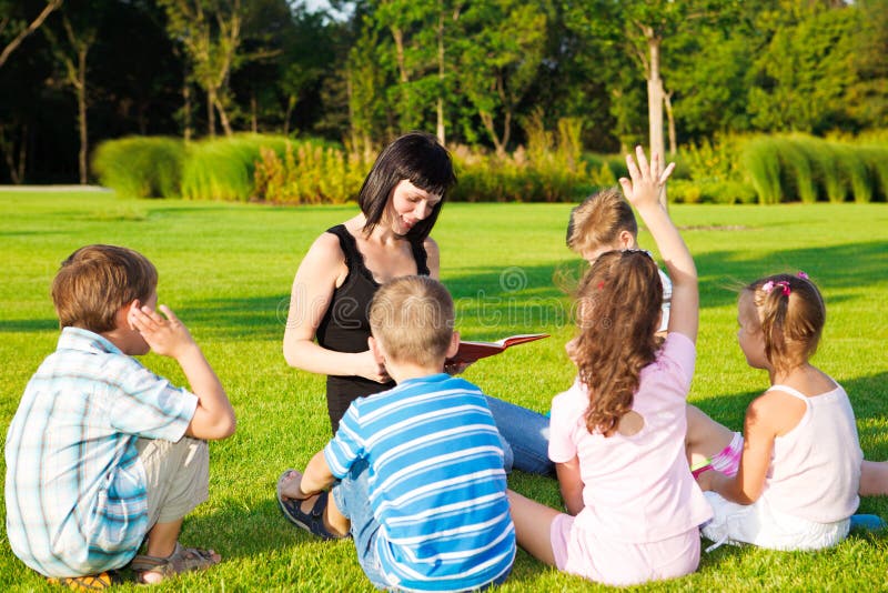 Teacher reading to kids royalty free stock photos