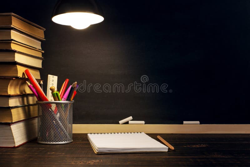 Картинка сотрудника на столе под лампой. The teacher s table