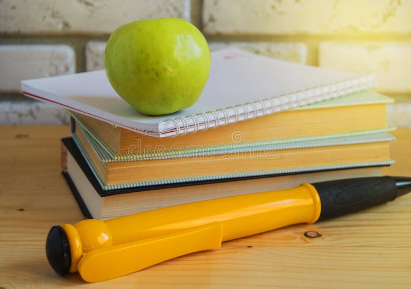Teacher' έννοια ημέρας του s και πίσω στο σχολείο, η πράσινη Apple, μεγάλη μάνδρα αναμνηστικών στα βιβλία και τα σημειωματάρι στοκ εικόνα με δικαίωμα ελεύθερης χρήσης Teacher' έννοια ημέρας του s και πίσω στο σχολείο, η πράσινη Apple, μεγάλη μάνδρα αναμνηστικών στα βιβλία και τα σημειωματάρι στοκ εικόνα με δικαίωμα ελεύθερης χρήσης