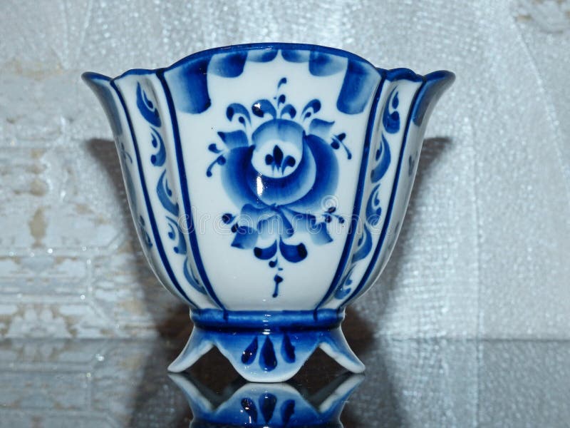 Teacup in de Russische traditionele Gzhel-stijl Gzhel-Russische folkboten van keramiek en productieporselein royalty-vrije stock fotografie Teacup in de Russische traditionele Gzhel-stijl Gzhel-Russische folkboten van keramiek en productieporselein royalty-vrije stock fotografie