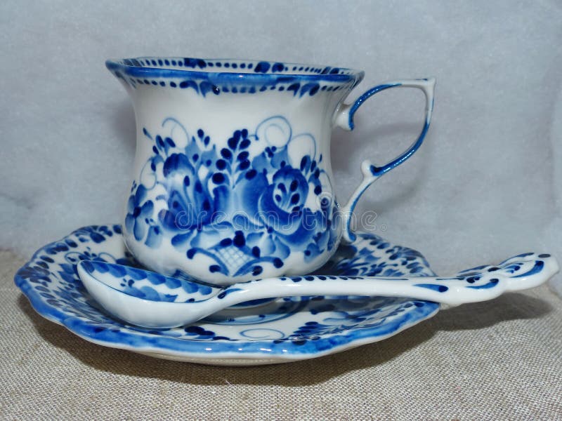 Teacup met saucer en theelepeltje in de Russische traditionele Gzhel-stijl Gzhel-Russisch folkvaartuig voor keramiek stock foto's Teacup met saucer en theelepeltje in de Russische traditionele Gzhel-stijl Gzhel-Russisch folkvaartuig voor keramiek stock foto's