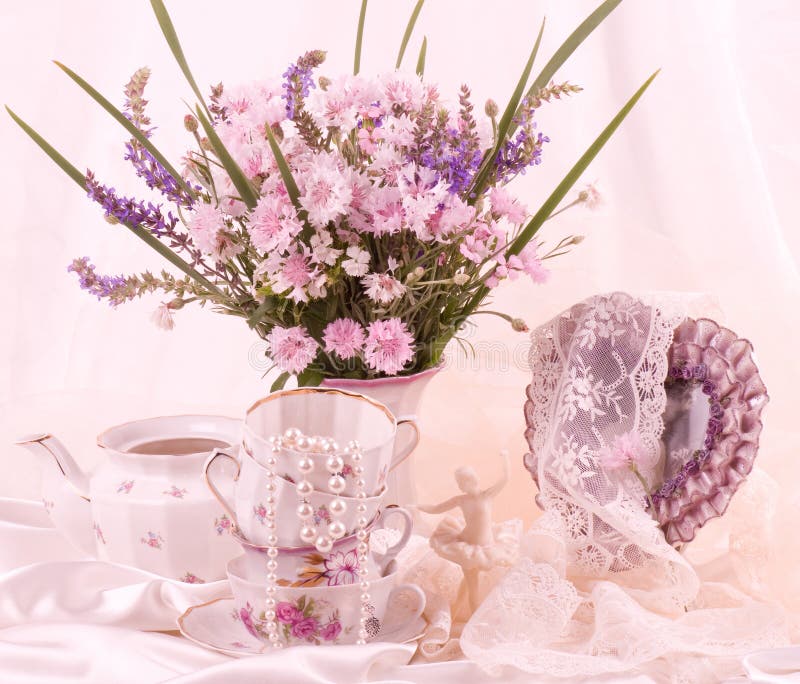 Teacups, ballet dancer statuette, frame royalty free stock images Teacups, ballet dancer statuette, frame royalty free stock images