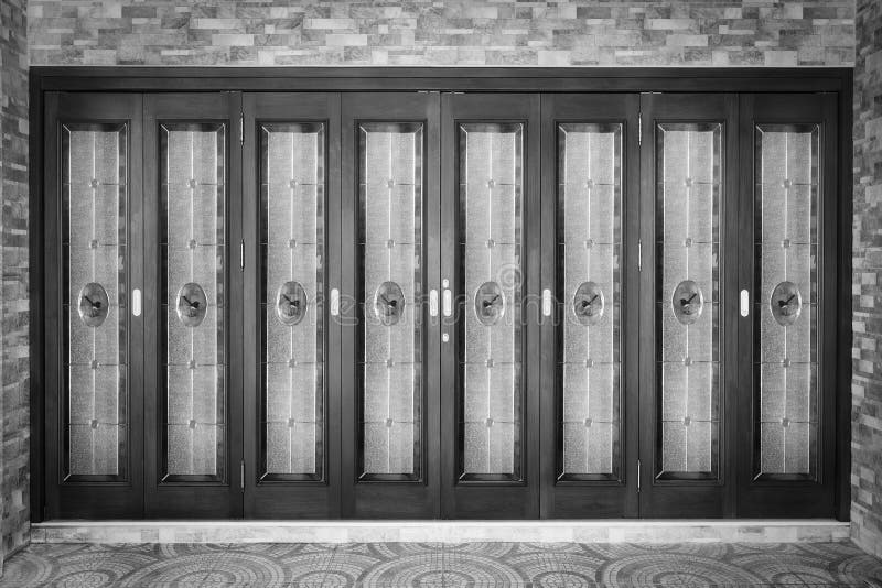 Teak houten deur met spiegel - achtergrond royalty-vrije stock foto's Teak houten deur met spiegel - achtergrond royalty-vrije stock foto's