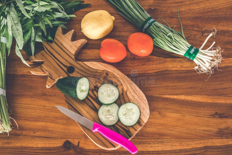 Teakholz-Schneidebrett, Gemüse auf Holztisch Tomate, Gurke stockbild Teakholz-Schneidebrett, Gemüse auf Holztisch Tomate, Gurke stockbild