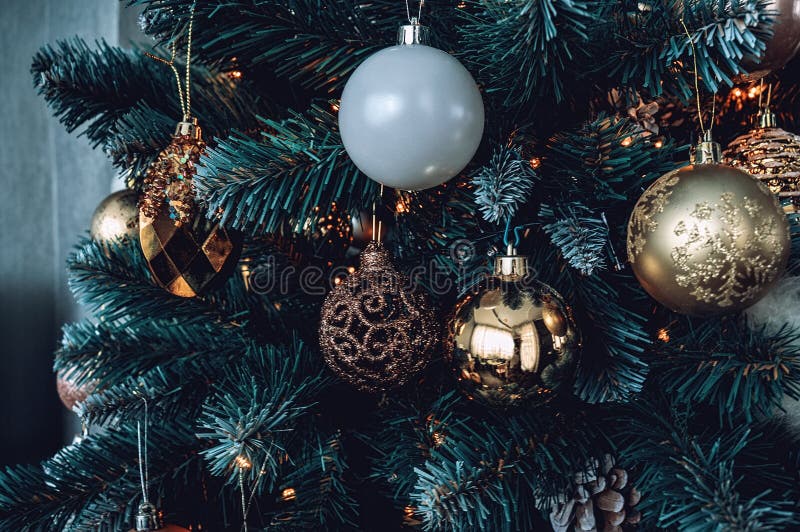 Hãy bắt đầu một mùa lễ Giáng Sinh đầy màu sắc với hình nền Giáng Sinh màu xanh dương cam cùng các chi tiết trang trí tuyệt đẹp! Sự kết hợp những gam màu chủ đạo với cây thông, gà và trang trí sẽ mang đến cho màn hình của bạn một không gian ấm cúng và tràn đầy tình yêu thương.
