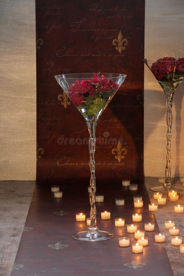tealight βάζο και υφαντική διακόσμηση μπροστά από μια ταπετσαρία και στοκ φωτογραφία tealight βάζο και υφαντική διακόσμηση μπροστά από μια ταπετσαρία και στοκ φωτογραφία