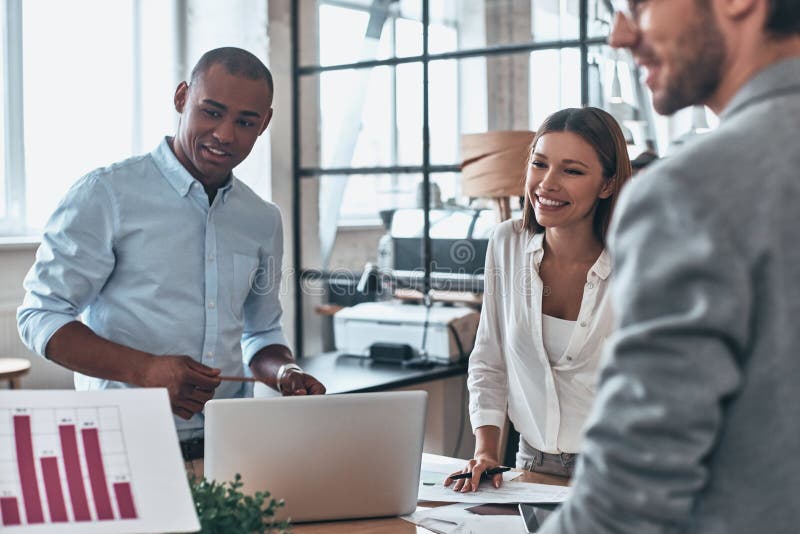 Team, das zusammenarbeitet Gruppe junge moderne Leute in intelligentem cas lizenzfreies stockbild Team, das zusammenarbeitet Gruppe junge moderne Leute in intelligentem cas lizenzfreies stockbild