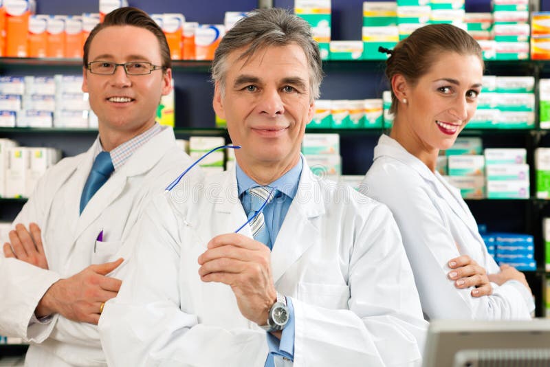 Team der Apotheker in der Apotheke lizenzfreies stockfoto Team der Apotheker in der Apotheke lizenzfreies stockfoto