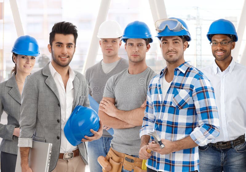 Grupo de diverso el edificio arquitectos, gerentes, trabajadores posando común un equipo retrato.