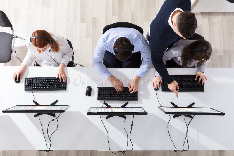 Team Leader Giving Training To sein Call-Center-Betreiber stockbild Team Leader Giving Training To sein Call-Center-Betreiber stockbild