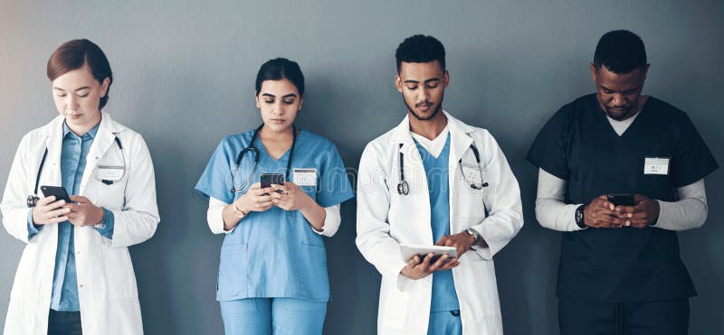 Team medico e sala d'attesa con telefono in fila per ricerche mediche o comunicazioni su fondo muro. gruppo immagini stock libere da diritti